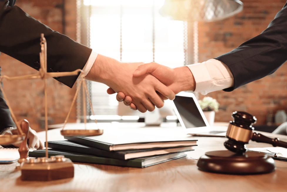 Atendimento jurídico com foco em negociação e confiança